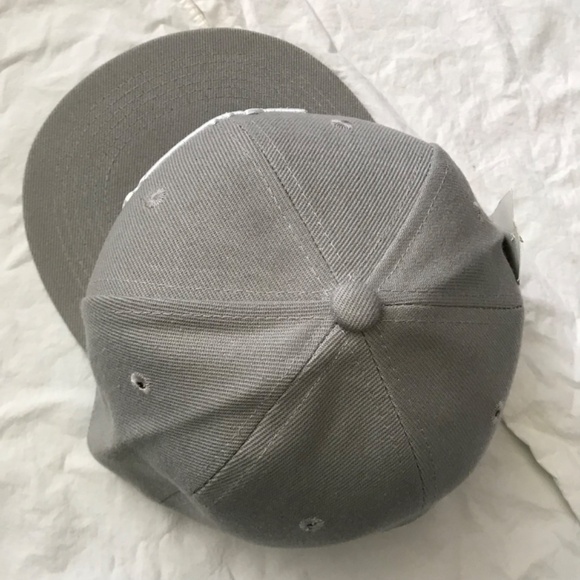 NWT STUSSY Snapback Cap Hat Flat Brim Grey White Unisex - Picture 8 of 10